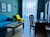 apartmán obývací pokoj s gaučem a balkónem